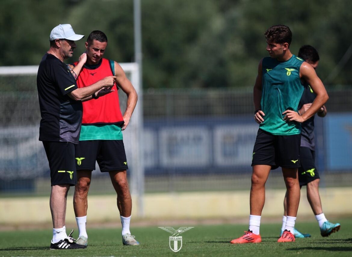 Formello Sarri parla ad alcuni calciatori