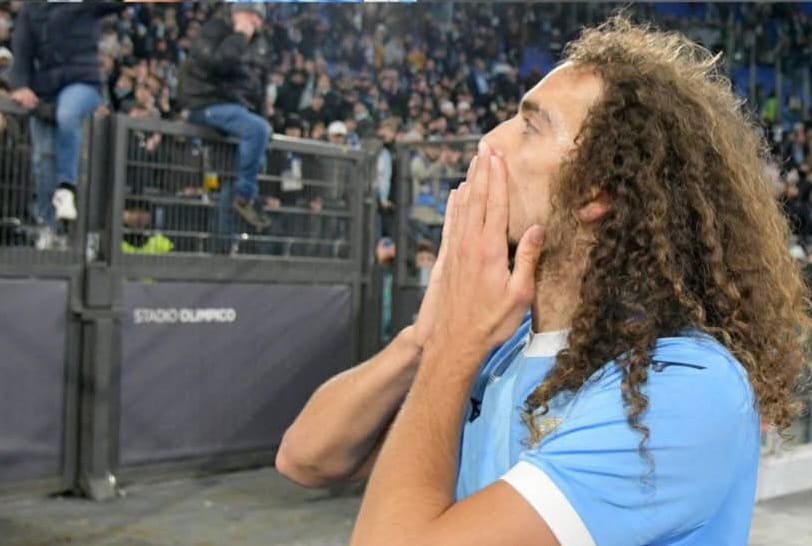 Guendouzi saluta la curva nord