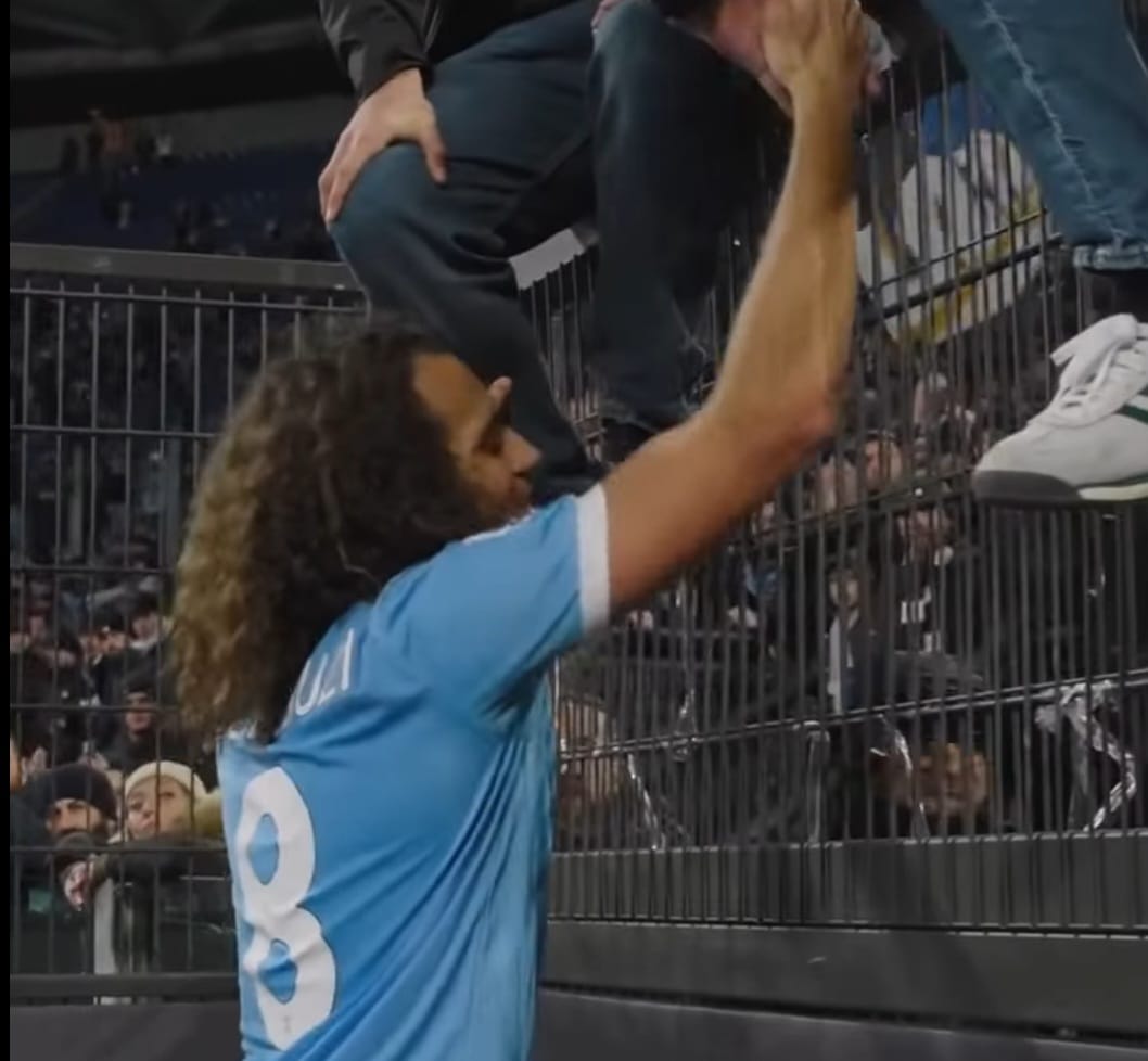 Guendouzi saluta la curva nord