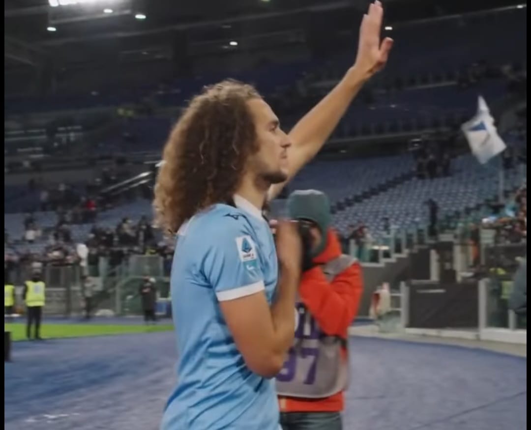 Guendouzi saluta la curva nord